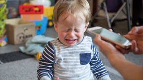 Papa, leg das Handy weg!