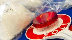 Kokain unter Reiseprospekten versteckt