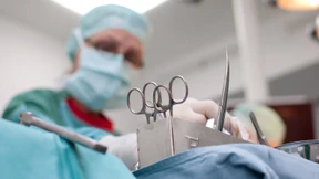 Klinik treibt aus Versehen falschen Zwillingsbruder ab