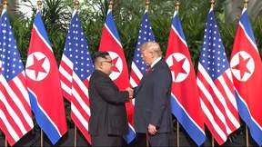 Trump und Kim reichen sich die Hand