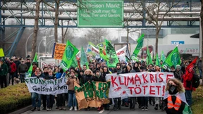 Jugendliche protestieren vor Steinkohlekraftwerk in NRW