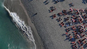 Familie durch Menschenkette aus Meer gerettet 