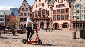 Voi führt Jahres-Tarife für E-Scooter ein