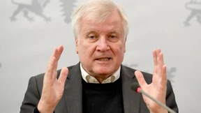 Seehofer will rasche Überprüfung von Behörden auf Rechtsradikale