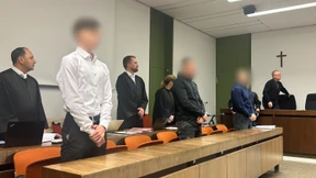 Sie zwangen ihn, Urin zu trinken