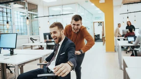 Büro-Knigge: Welches Verhalten am Arbeitsplatz richtig ist