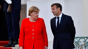 Warum Angela Merkel zwischen den Fronten steht