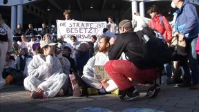 Klima-Demonstranten versperren Eingänge