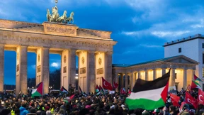 De Maizière verurteilt Verbrennung israelischer Fahnen