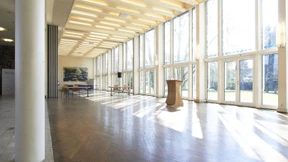 Ein Gebäude, in dem sich Europa spiegelt