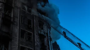 Feuerwehrmänner, die den Himmel reparieren