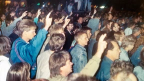 Die Grenzen der DDR werden löchrig