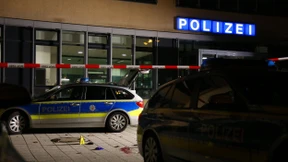 Mann attackiert Polizisten mit Messer und wird erschossen