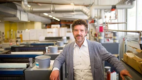 Druckerei mit Dienstfahrrädern und Bienenvölkern