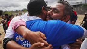 Hunderte getrennte Familien treffen sich an der Grenze