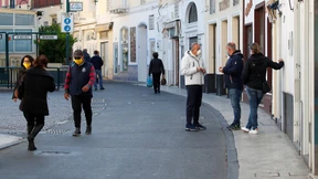 Müssen nur die Alten noch zu Hause bleiben?