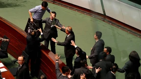 Demokratie-Anhänger werden aus Parlament geführt