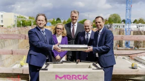 Der Kanzler bei Merck