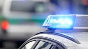 Frau rast in Grillhütte – acht Verletzte