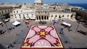 Auf Malta bringt die Polizei die Wahlzettel