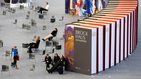 Die dreißig dicken Bände im Bücherschrank der Großeltern