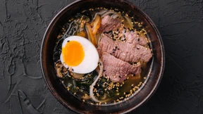 So verhält man sich an asiatischen Esstischen