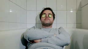 „Du hast deine Badesachen in einer Aldi-Tüte unterm Arm“