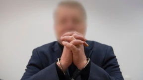 Angeklagter früherer Anwalt schweigt zu Mord-Vorwürfen