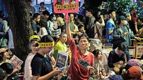 Der Sitzungstag beginnt mit einem Faustschlag