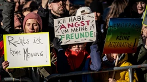 In der Halle Jubel, auf der Straße Protest