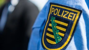 Bedrängter Polizist in Dresden droht Demonstranten mit Schusswaffe