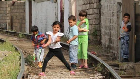 Zwischen die Gleise geraten