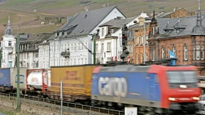 Die Züge fahren dicht an dicht