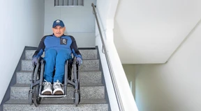 12.000 Stufen mit dem Rollstuhl abwärts