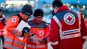 Mann sticht Flughafen-Mitarbeiter mit Messer in den Kopf