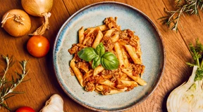 Penne mit einer Soße aus Bratwurst, Fenchel und Tomaten