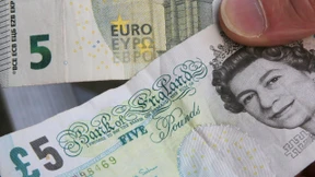 Briten zahlen mit Plastik-Geldscheinen und Churchill