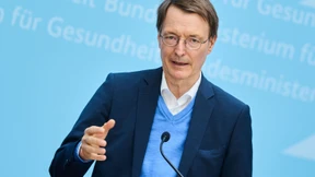 Deutschen Politikern werden Nazi-Großväter angedichtet