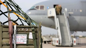 Flugzeug mit deutschen Waffen gestartet