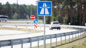 „Vom Verkehr genervt“ – Frau tanzt auf Autobahn