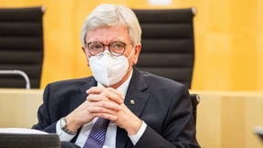 Wie Bouffier von der Merkel-Linie abrückt