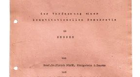 Historische Quelle auf rosa Papier