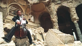 Flusslandschaft mit verschränkten Vögeln