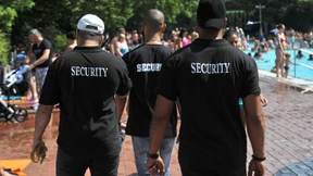 Wenn der Plastikstuhl zur Waffe wird