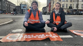 Aktivisten der „Letzten Generation“ blockieren zentrale Kölner Kreuzung