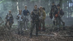 Jugendliche irren durch den Wald