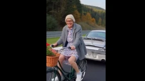 Hochformat für Tiktok: Eine Radfahrerin fährt über den Nürburgring. Dialog auch frei erfunden.