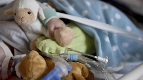 Eine Mutter, die ihr Kind mit Keimen infizierte