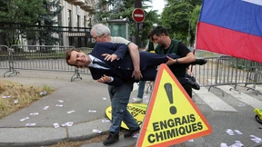 Aktivisten tragen Macrons Wachsfigur vor die russische Botschaft