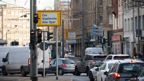 Mehr Autofahrer rasen bei Rot über die Ampel